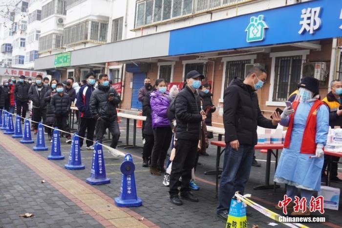 資料圖：1月7日，河南鄭州，市民有序排隊(duì)進(jìn)行核酸檢測(cè)。<a target='_blank' href='/'>中新社</a>記者 劉鵬 攝