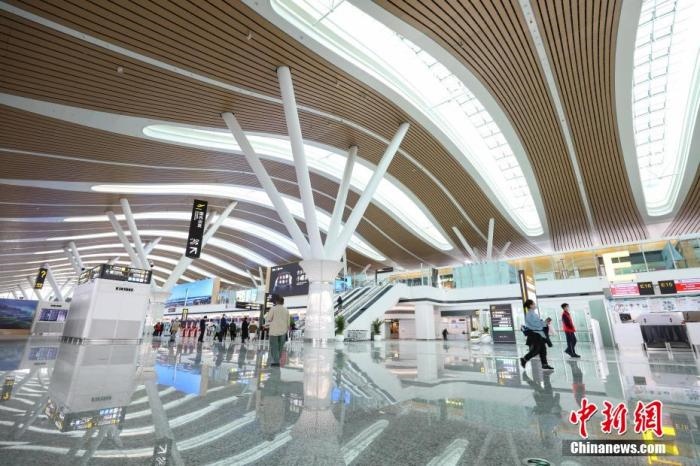 資料圖：貴陽龍洞堡國際機場T3航站樓出發(fā)大廳。 瞿宏倫 攝