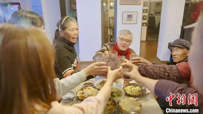 圖為賀歲紀(jì)錄片《“洋女婿”的中國年》劇照?！『h(yuǎn)航 攝