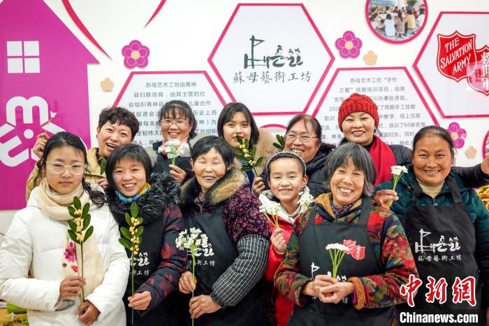“蘇母藝術(shù)工坊”文創(chuàng)工作室的姐妹們?！」帕捡x 攝