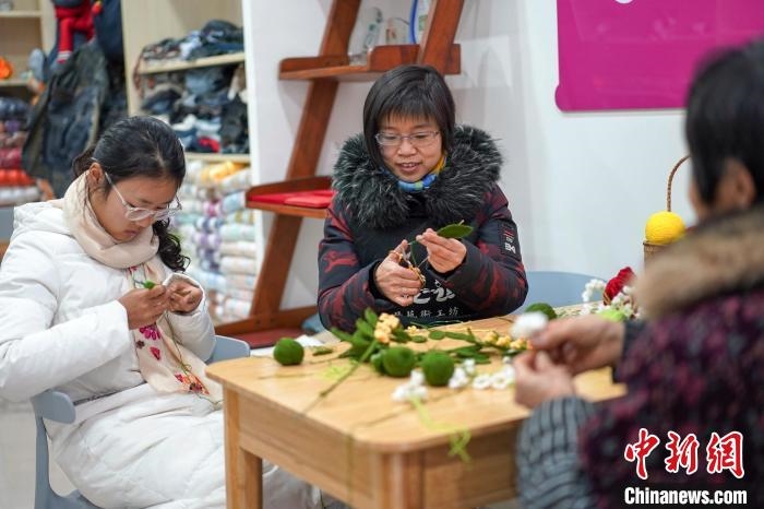 文創(chuàng)工作室的姐妹們正在鉤織月桂葉片?！」帕捡x 攝