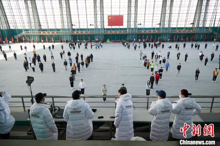 北京冬奧會閉幕式開始前，演員們在進行排練?！埼暮?供圖