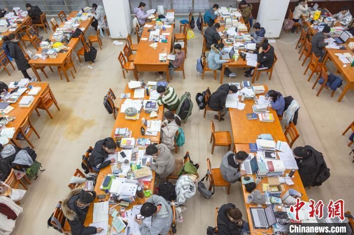 資料圖：南昌大學圖書館自習室內(nèi)，考生正在緊張復(fù)習。　劉力鑫 攝
