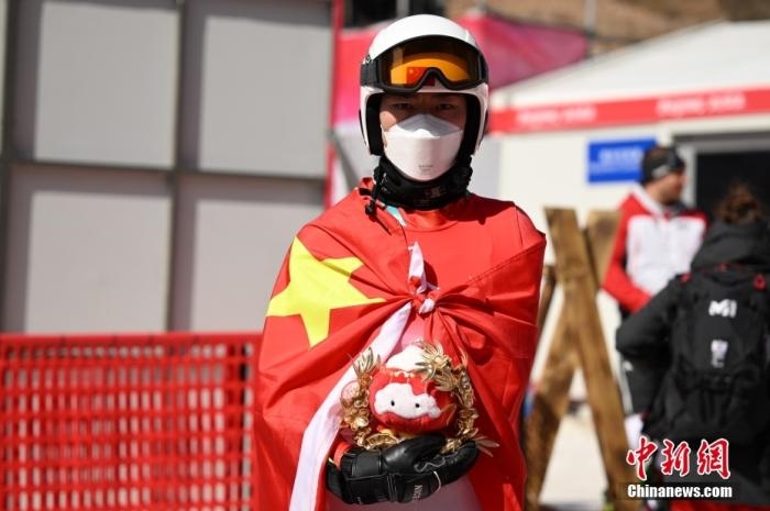 3月6日，中國選手梁景怡在賽后手捧吉祥物。當(dāng)日，北京2022年冬殘奧會殘奧高山滑雪男子超級大回轉(zhuǎn)-站姿決賽在國家高山滑雪中心舉行，中國選手梁景怡奪得冠軍。 <a target='_blank' href='/'>中新社</a>記者 劉冉陽 攝 　