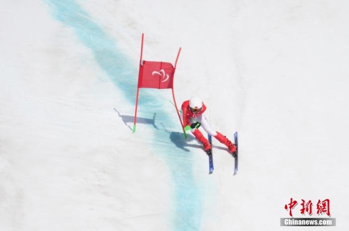 3月6日，中國選手梁景怡在比賽中。當(dāng)日，北京2022年冬殘奧會殘奧高山滑雪男子超級大回轉(zhuǎn)-站姿決賽在國家高山滑雪中心舉行，中國選手梁景怡奪得冠軍。 <a target='_blank' href='/'>中新社</a>記者 劉冉陽 攝 　