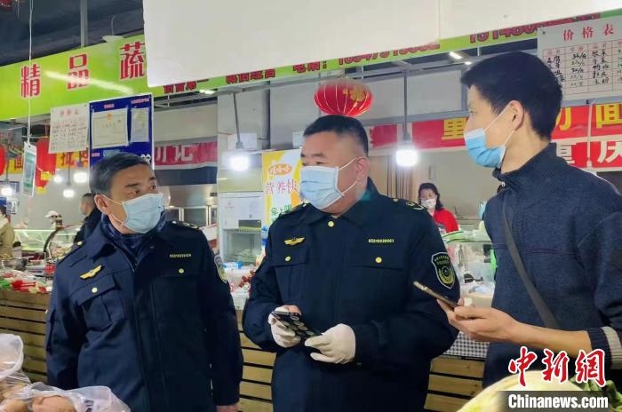 圖為執(zhí)法人員進(jìn)行調(diào)查?！±铈面谩z