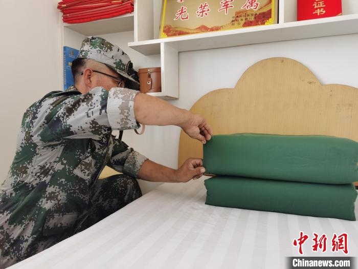 圖為謝寶民以軍人標(biāo)準(zhǔn)要求自己?！∈茉L者供圖