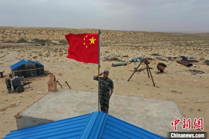 圖為每天升旗是謝寶民的必修課。　受訪者供圖