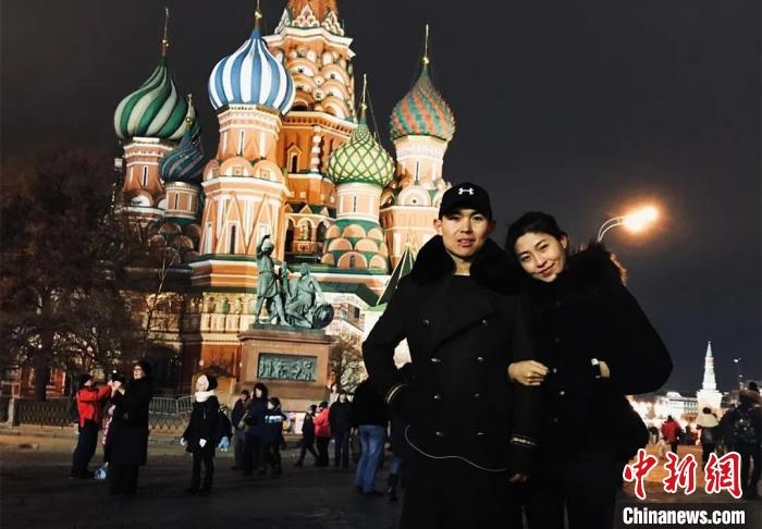 圖為敖木希勒夫婦留學(xué)合影?！“侥鞠＠展﹫D