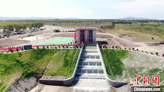 圖為生態(tài)補水現(xiàn)場?！》缎Э?攝