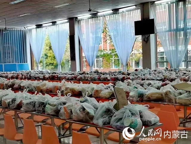 內(nèi)蒙古師范大學(xué)為返鄉(xiāng)學(xué)生準(zhǔn)備午餐和路途上的方便食品。內(nèi)蒙古教育廳供圖