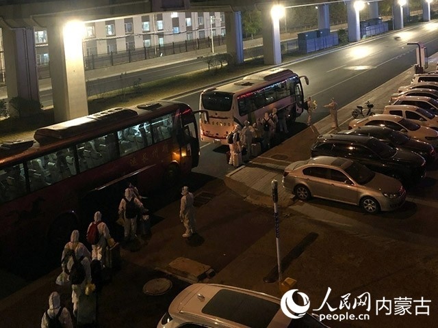 高校學(xué)生有序登車，前往隔離點。內(nèi)蒙古教育廳供圖