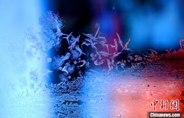 點點冰花像一個個小精靈。　孫書程 攝