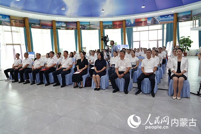 與會(huì)人員共同觀看科右中旗牛產(chǎn)業(yè)高質(zhì)量發(fā)展專題片。苑曉睿攝