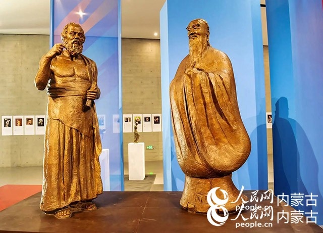 吳為山作品《神遇——孔子與蘇格拉底的對話》。實(shí)習(xí)生 楊光攝