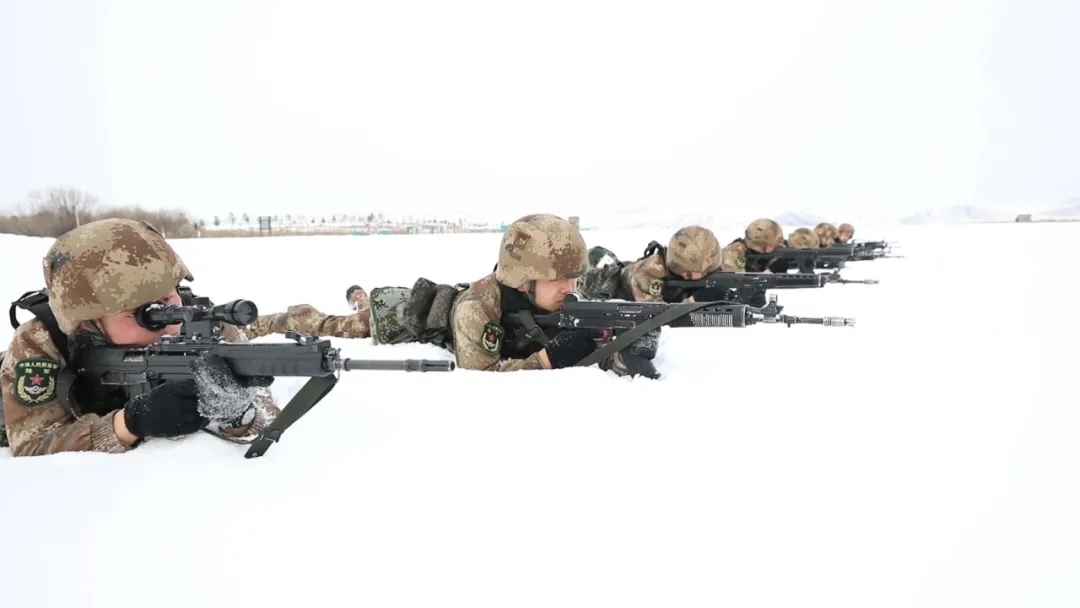 1613836616921288.jpg 在嚴寒中室外訓(xùn)練中的三角山官兵.webp.jpg