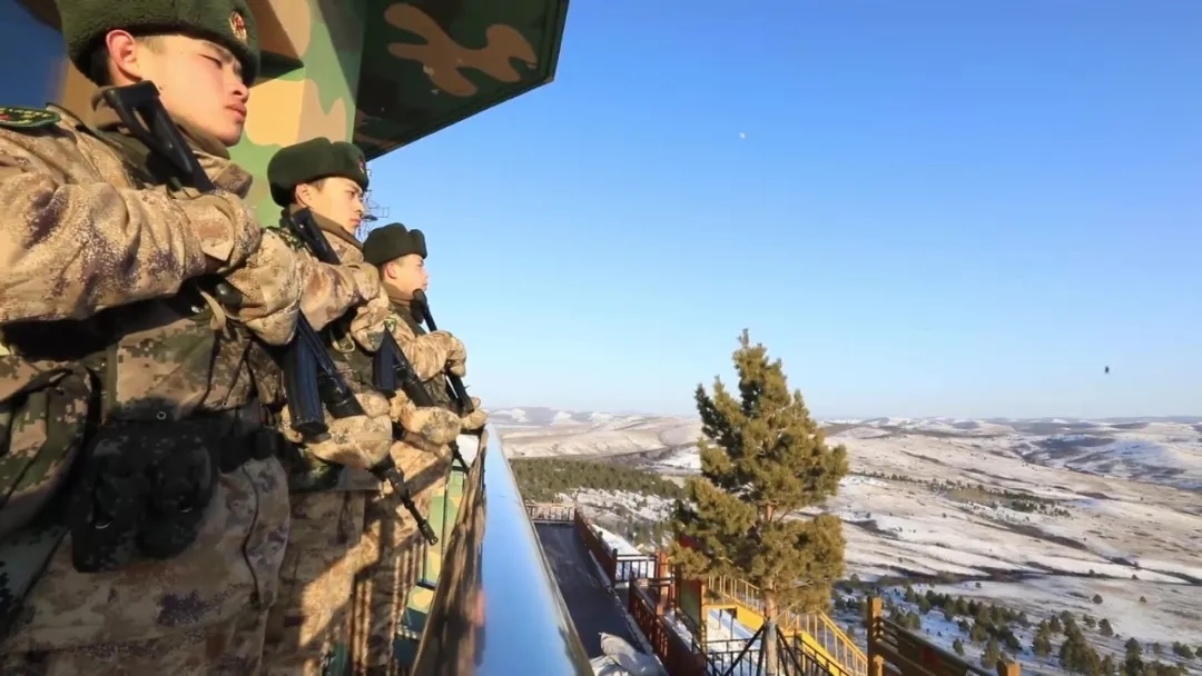 1613836635443125.jpg 三角山上如同樟子松迎風(fēng)挺立的官兵.webp.jpg