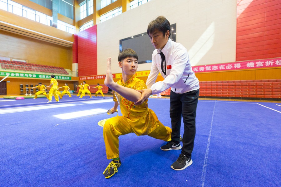 1618313017575300.jpg 教練程國慶正在指導隊員訓練.jpg