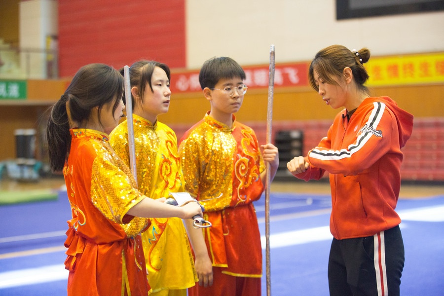 1618313087237240.jpg 教練蘆芯正在指導隊員技術動作.jpg