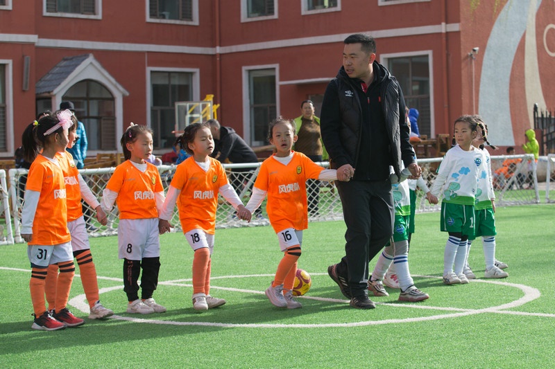 8.趣味比賽結束后，足球教師武穆帶領孩子們到場邊謝場.jpg
