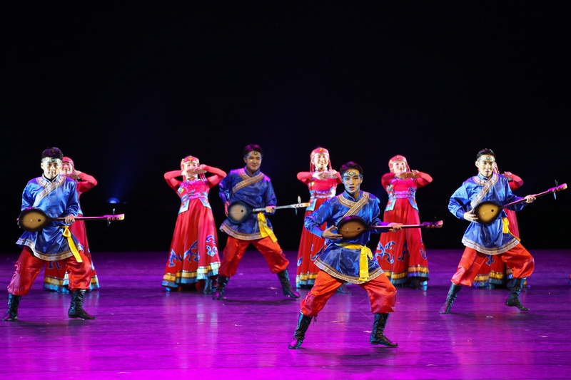 1620810890936643.jpg 3.內(nèi)蒙古農(nóng)業(yè)大學(xué)舞蹈《故鄉(xiāng)贊》演出現(xiàn)場(chǎng)(1).jpg