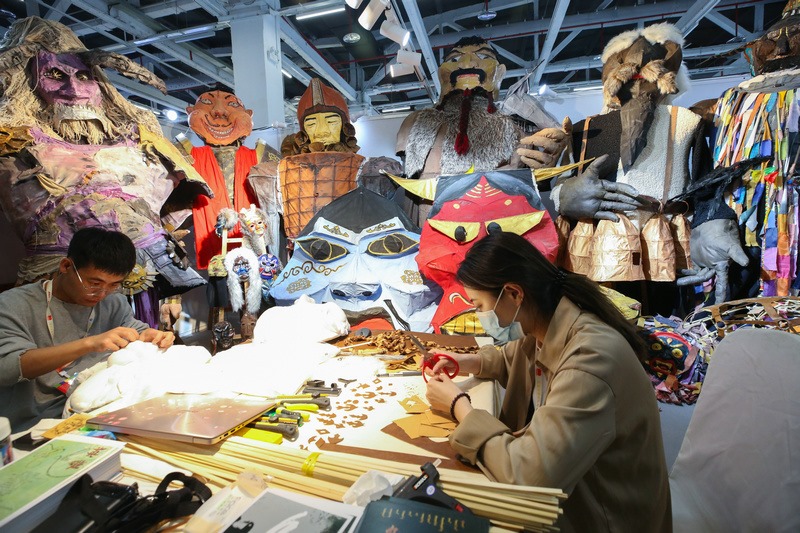 1620810924481758.jpg 5.烏蘭劇社戲劇創(chuàng)作實(shí)踐工作坊,內(nèi)蒙古藝術(shù)學(xué)院學(xué)生現(xiàn)場(chǎng)制作相關(guān)道具.jpg