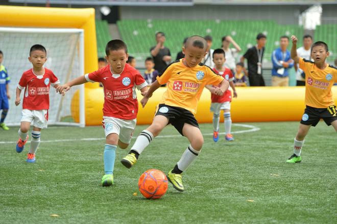 1621509107142483.jpg 4.2017全國(guó)幼兒足球交流大會(huì)在鄂爾多斯舉行(資料圖).jpg