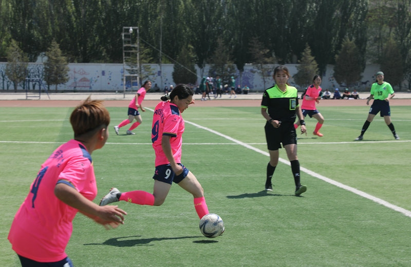 3.大學(xué)生足球聯(lián)賽本科組比賽現(xiàn)場，內(nèi)蒙古民族大學(xué)（粉色）對(duì)陣呼和浩特民族學(xué)院.JPG