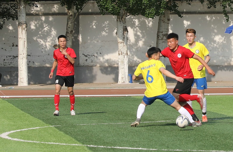 2.大學(xué)生足球聯(lián)賽本科組比賽現(xiàn)場，內(nèi)蒙古工業(yè)大學(xué)（紅色）對(duì)陣內(nèi)蒙古醫(yī)科大學(xué).jpg