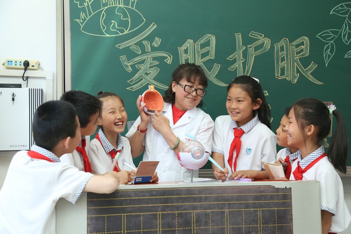 1622821377378206.jpg 5.眼科醫(yī)生為學生現(xiàn)場講解.JPG