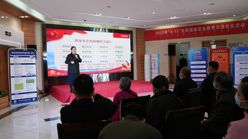 線下聯(lián)合各國(guó)家安全委員單位同步開(kāi)展“國(guó)家安全進(jìn)社區(qū)”活動(dòng)，現(xiàn)場(chǎng)通過(guò)以國(guó)家安全知識(shí)問(wèn)答為主線，穿插烏蘭牧騎演出、國(guó)家安全宣講、發(fā)放國(guó)家安全法律法規(guī)讀本等形式，圍繞什么是國(guó)家安全、國(guó)家安全包含哪些內(nèi)容、如何維護(hù)國(guó)家安全等方面，為社區(qū)老百姓開(kāi)展宣傳宣講，同時(shí)作為現(xiàn)場(chǎng)“進(jìn)社區(qū)”活動(dòng)與線上直播活動(dòng)連線，把現(xiàn)場(chǎng)熱烈氣氛帶到網(wǎng)絡(luò)，與大家共同分享。 (4)_副本.jpg