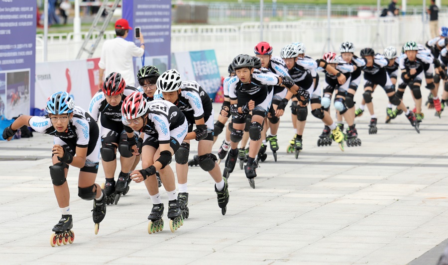 十四冬倒計時200天全民健身系列活動啟動儀式上的輪滑表演。（李峰 攝）.JPG