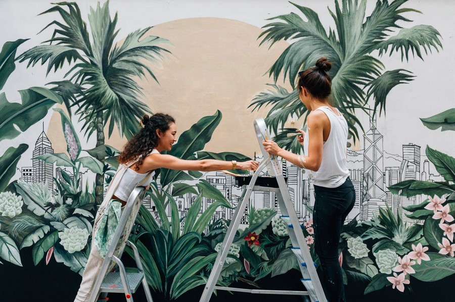 05. 藝術(shù)家梅慧欣、連佩汶與她們創(chuàng)作的壁畫作品.jpg