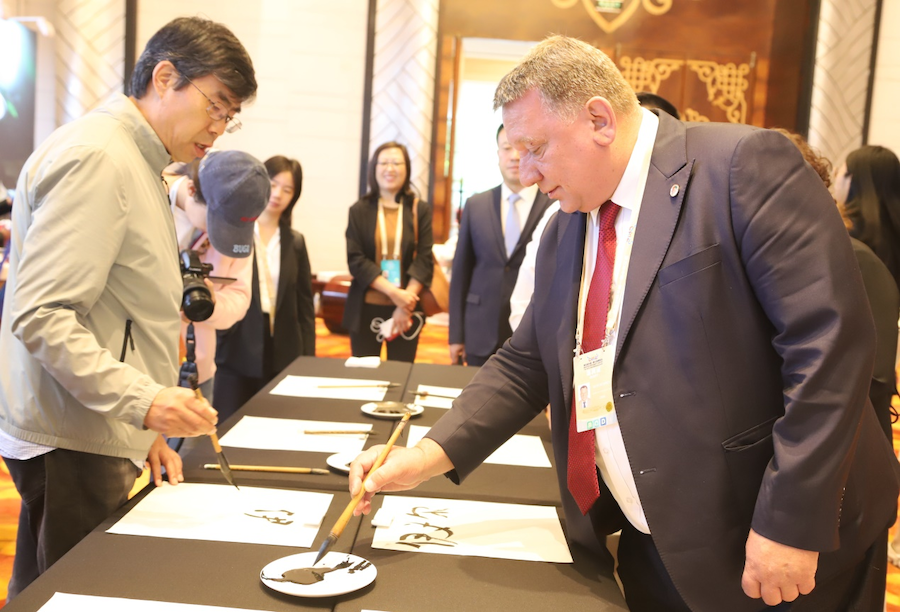 非遺、書法、文創(chuàng)齊亮相！2025年國(guó)家重要橋頭堡智庫(kù)論壇讓中外嘉賓讀懂北疆文化