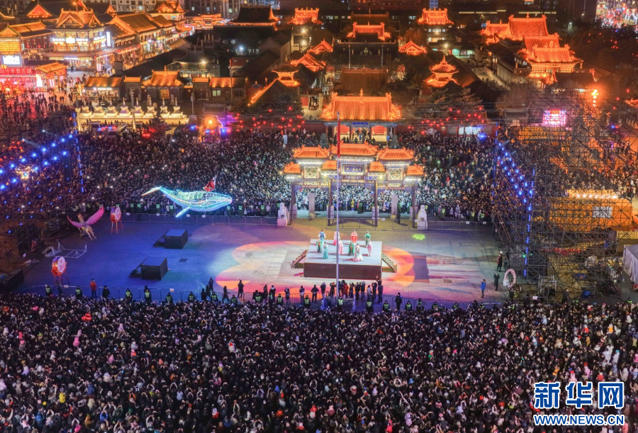 2025年12月31日晚，呼和浩特市玉泉區(qū)塞上老街旅游休閑街區(qū)跨年夜活動(dòng)現(xiàn)場(chǎng)游人如織。新華網(wǎng)發(fā)（丁根厚 攝）.jpg