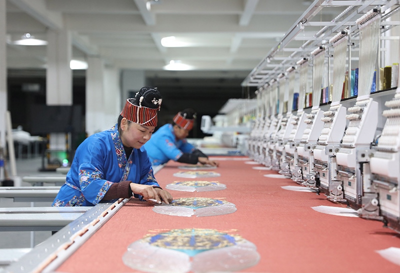 2023年2月13日，貴州省黔東南苗族侗族自治州施秉縣工業(yè)園區(qū)，工人在機(jī)繡車間作業(yè)。