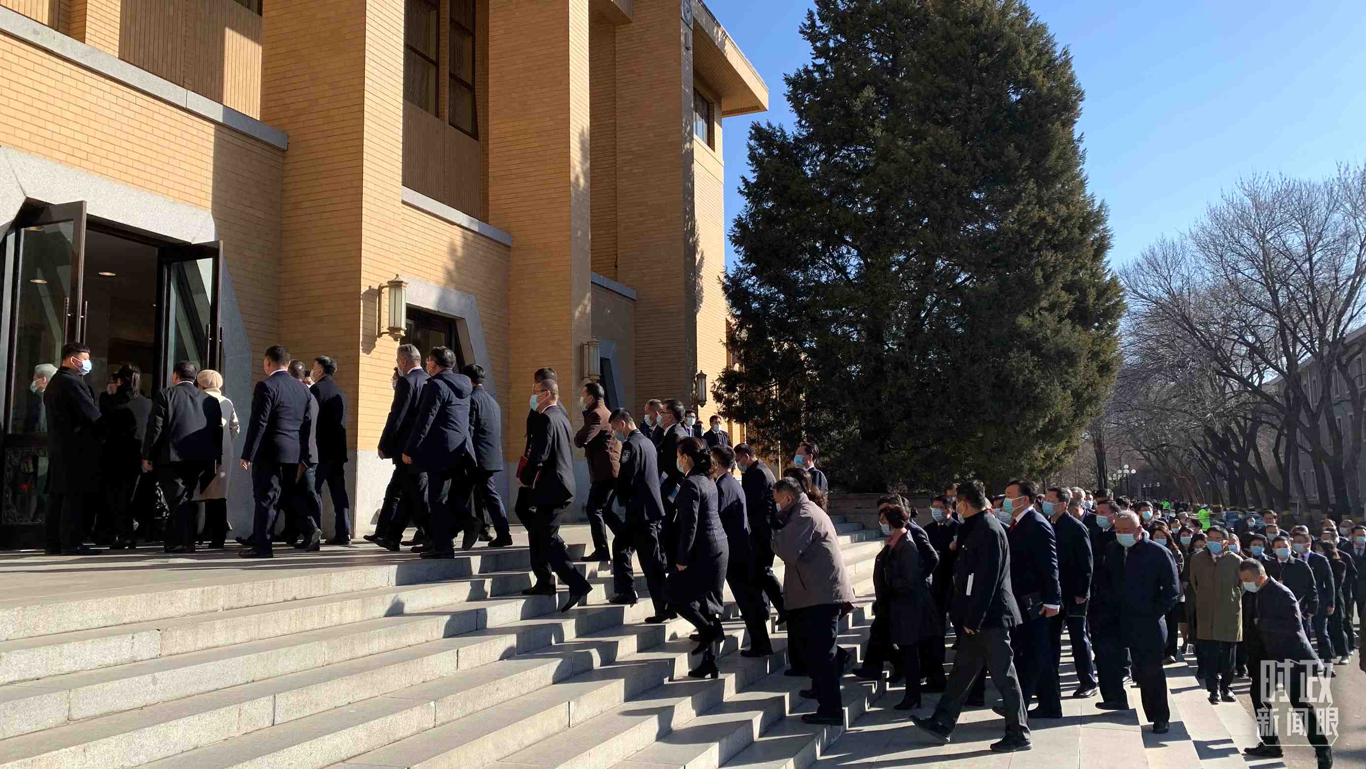 △參加這次慶祝大會(huì)暨開學(xué)典禮的與會(huì)人員正在步入會(huì)場。（總臺(tái)央視記者段德文拍攝）