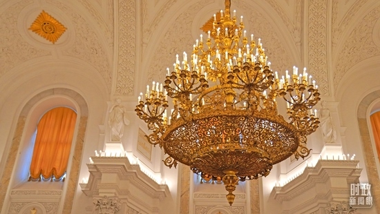 △喬治大廳內(nèi)燈光璀璨。（總臺國廣記者李晉拍攝）
