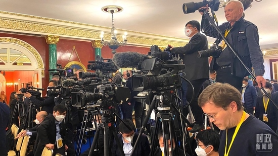 △等待中俄兩國元首共見記者的中外媒體同仁。（總臺央視記者段德文、李輝拍攝）