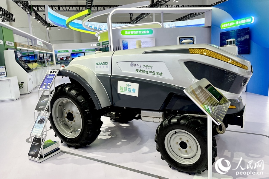 通過手機(jī)，就能指揮新能源無人駕駛拖拉機(jī)在田里作業(yè)。人民網(wǎng) 錢嘉禾攝