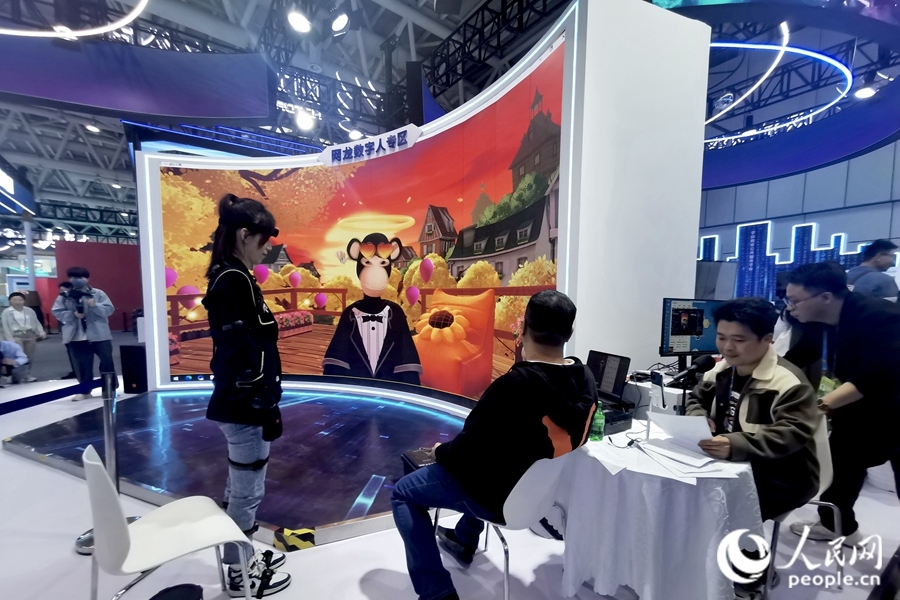 數(shù)字人主播“無聊猿”。人民網(wǎng) 葉青卿攝