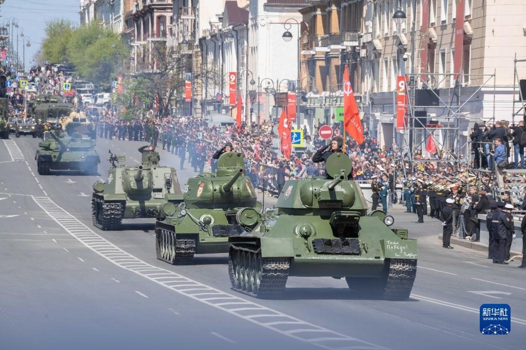 5月9日，在俄羅斯符拉迪沃斯托克市，坦克編隊(duì)參加閱兵式。新華社發(fā)（郭飛洲攝）
