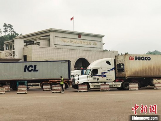 近日，位于中越邊境廣西憑祥市的友誼關(guān)口岸車水馬龍，裝載著東盟水果的跨境車輛來往不斷。黃艷梅 攝