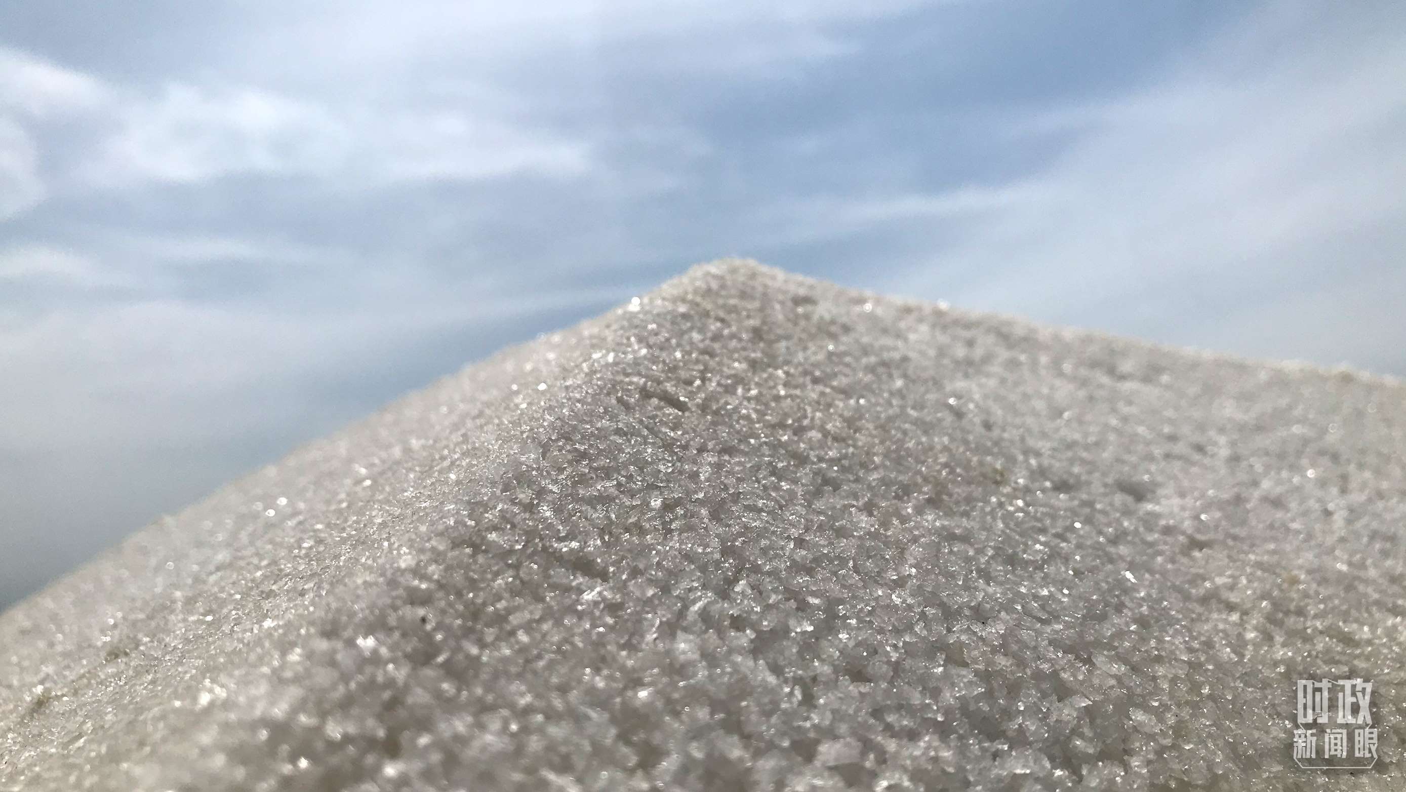 △鹽湖出產(chǎn)的河?xùn)|大鹽。（總臺(tái)央視記者石偉明拍攝）