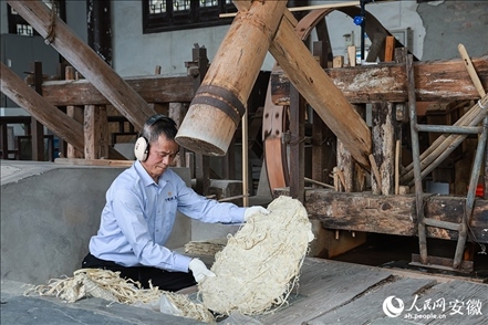 宣紙制作工藝——制簾。人民網(wǎng)記者 張俊攝