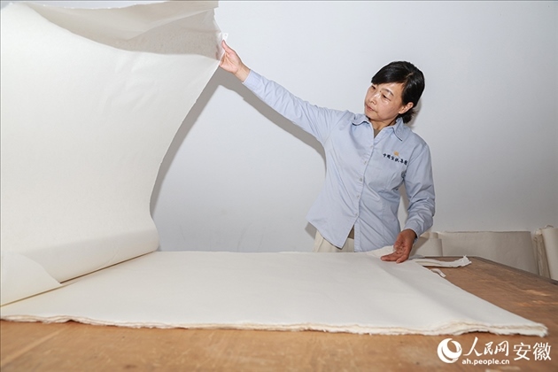 制簾需要將蔑條通過專門的小孔磨細(xì)。人民網(wǎng)記者 張俊攝