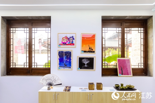 “棲棲小店”的文創(chuàng)產(chǎn)品展示廳。人民網(wǎng)記者 馬曉波攝