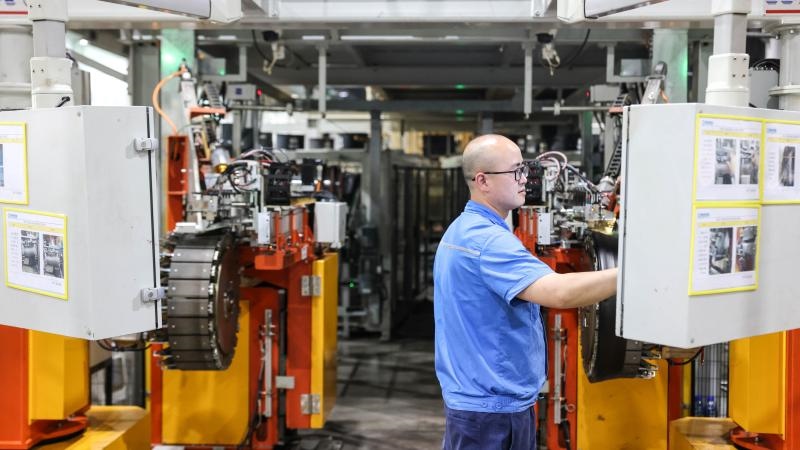 工作人員在貴州輪胎股份有限公司的“5G全連接工廠”成型區(qū)作業(yè)（2022年5月17日攝）。新華社記者 歐東衢 攝