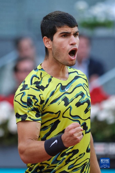 5月7日，阿爾卡拉斯在比賽中慶祝得分。當日，在西班牙馬德里網球公開賽男單決賽中，西班牙選手阿爾卡拉斯以2比1戰(zhàn)勝德國選手施特魯夫，奪得冠軍。新華社記者 孟鼎博 攝