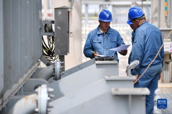 5月27日，電力工人在工程現(xiàn)場(chǎng)進(jìn)行檢修作業(yè)。